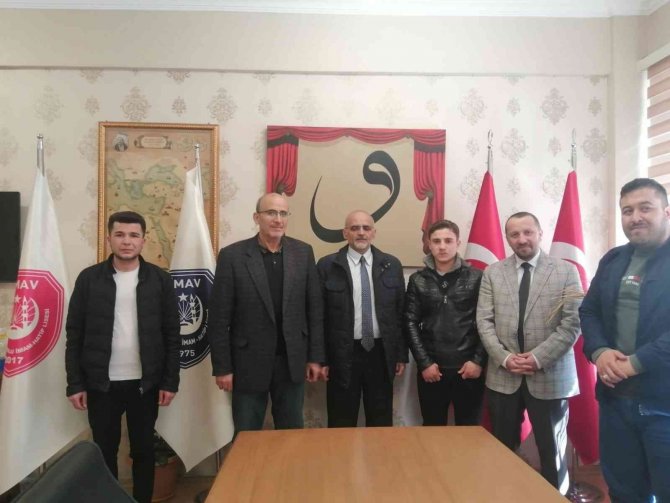 Müftü Serçe, Hafızlık Yarışması Birincisi Saad El Salih’i Plaketle Ödüllendirdi