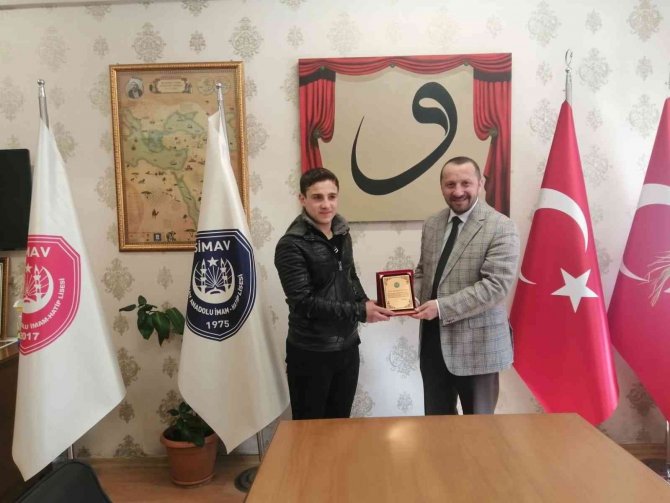 Müftü Serçe, Hafızlık Yarışması Birincisi Saad El Salih’i Plaketle Ödüllendirdi