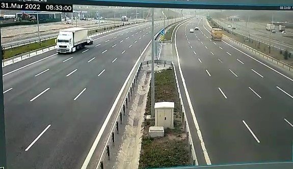 Tuzla’da Otomobilin Tıra Arkadan Çarptığı Feci Kaza Kamerada