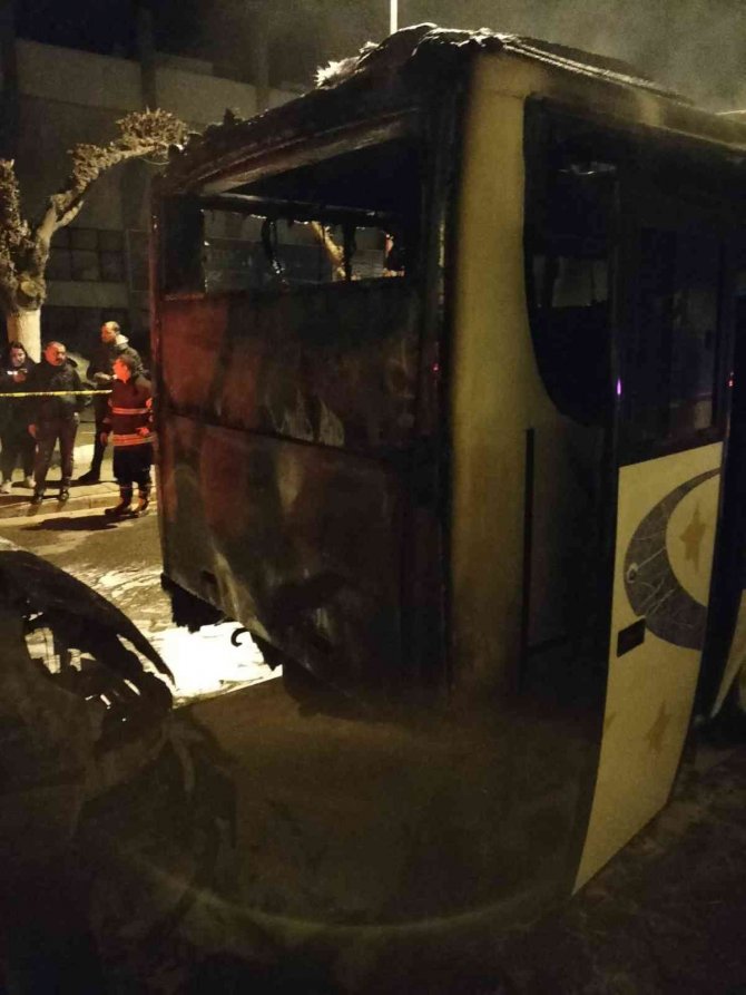Park Halindeki Minibüste Yangın Çıktı
