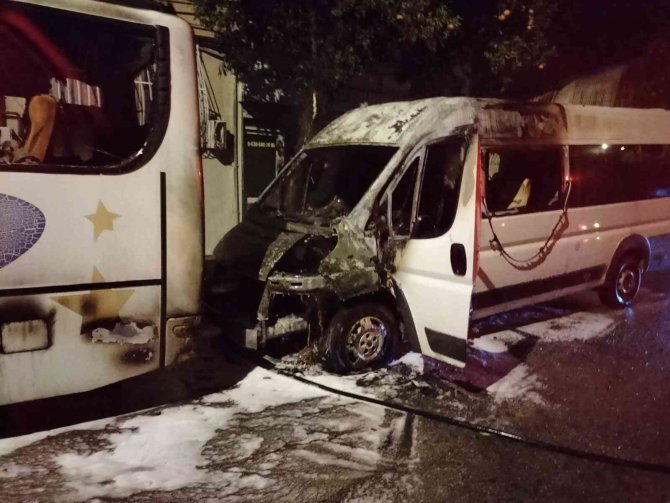 Park Halindeki Minibüste Yangın Çıktı