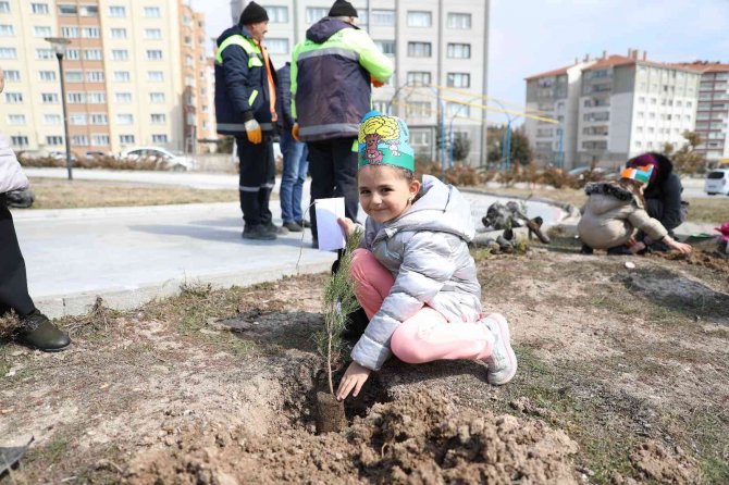 Pursaklar’da Minik Eller Doğayla Fidanlar Toprakla Buluştu