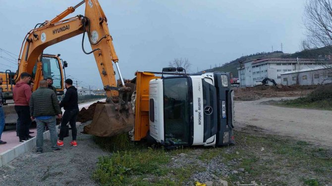 Samsun’da Toprak Döken Hafriyat Kamyonu Devrildi: 1 Yaralı