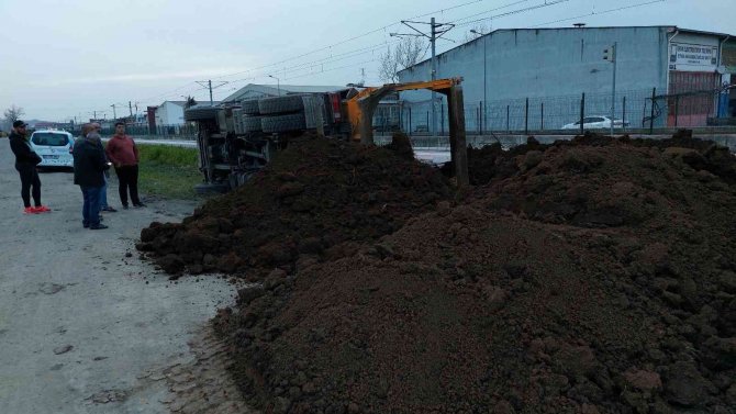 Samsun’da Toprak Döken Hafriyat Kamyonu Devrildi: 1 Yaralı
