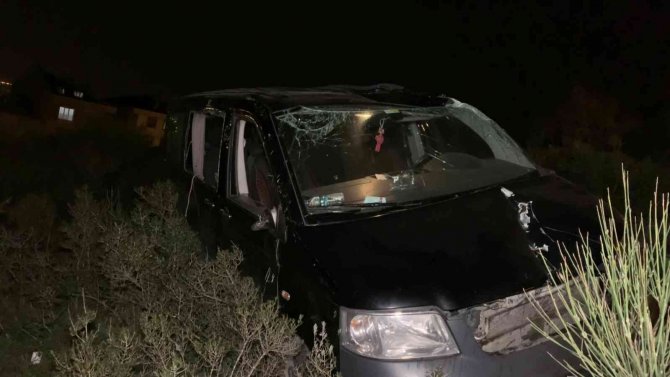 Sancaktepe’de Minibüs Şarampole Yuvarlandı: Araç Sürücüsü Hayatını Kaybetti