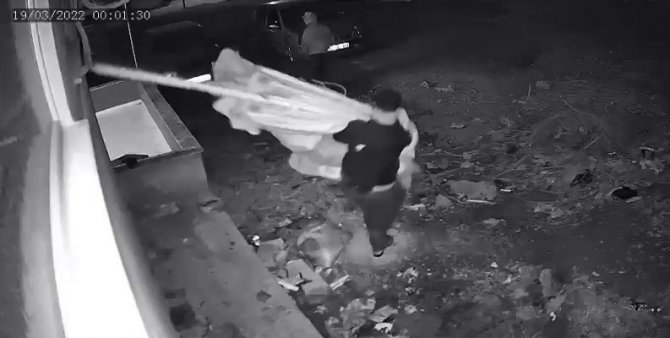 Şemsiye Hırsızları Önce Kameraya Sonra Polise Yakalandı