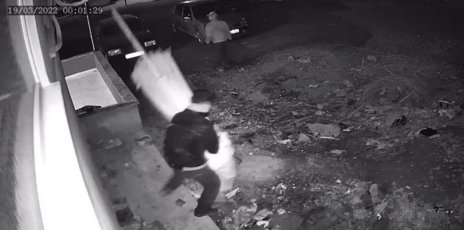 Şemsiye Hırsızları Önce Kameraya Sonra Polise Yakalandı