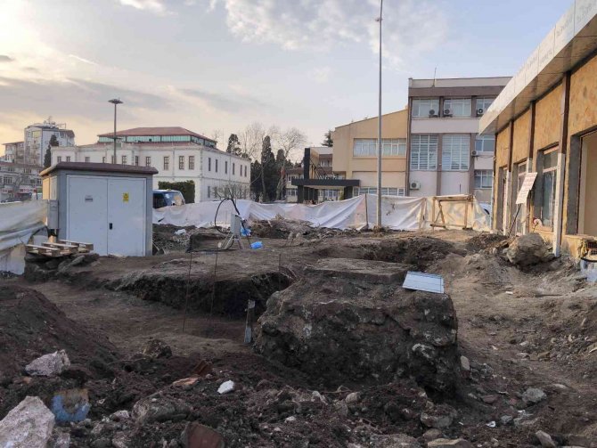 Sinop Meydan Projesi Kazısında Tarihi Mezar Çıktı