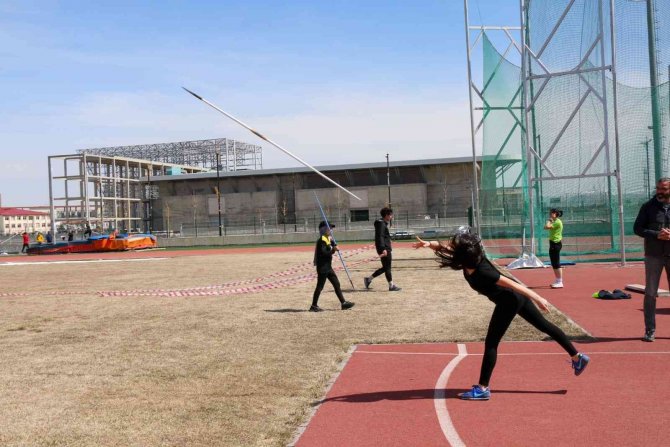 Atletizm Yarışları Nefes Kesti