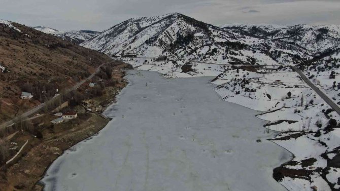 Nisan Ayı Geldi, Buz Tutan Göl Halen Çözülmedi