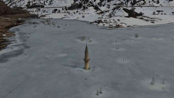 Nisan Ayı Geldi, Buz Tutan Göl Halen Çözülmedi