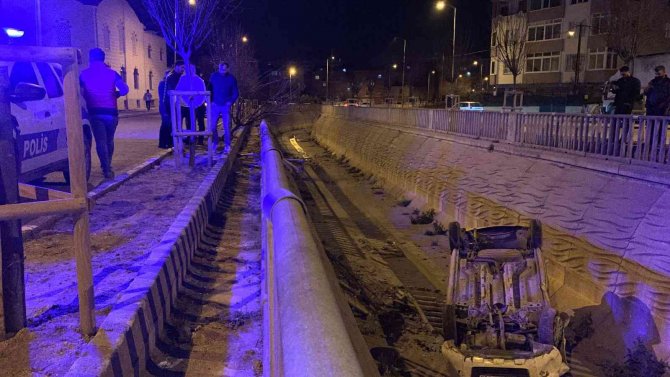 Sultanbeyli’de Araç Kanala Uçtu: 1 Kişi Yaralı