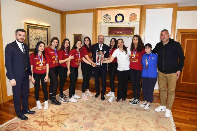 Anadolu Üniversitesi Kadın Voleybol Takımı Süper Lige Bir Adım Daha Yaklaştı