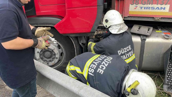 Tem Otoyolunda Tır Refüje Çıktı: 1 Yaralı