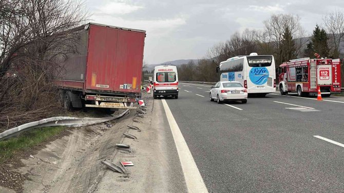 Tem Otoyolunda Tır Refüje Çıktı: 1 Yaralı