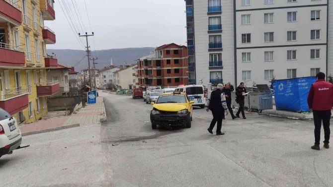 Cip İle Ticari Taksi Çarpıştı: 1 Yaralı