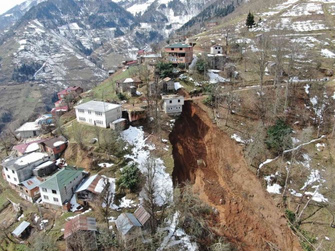 Trabzon’da Kar Sularının Erimesi Heyelanlara Neden Oluyor
