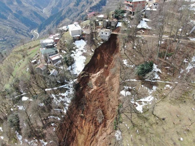 Trabzon’da Kar Sularının Erimesi Heyelanlara Neden Oluyor
