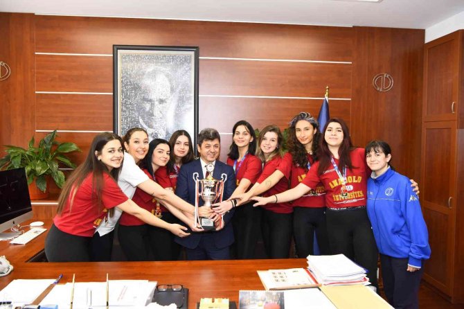 Anadolu Üniversitesi Kadın Voleybol Takımı Süper Lige Bir Adım Daha Yaklaştı