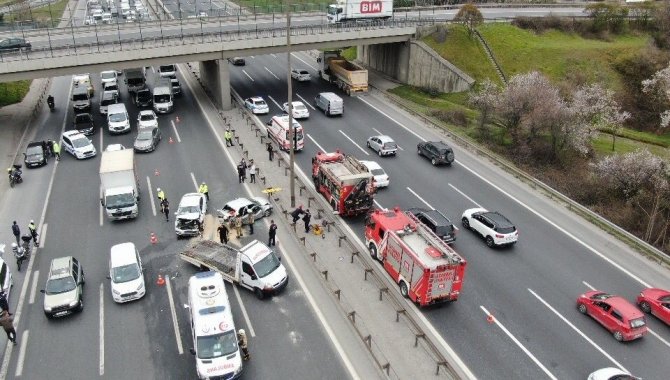 Ümraniye’de Kontrolden Çıkan Otomobil 3 Araca Çarptı: 2 Yaralı