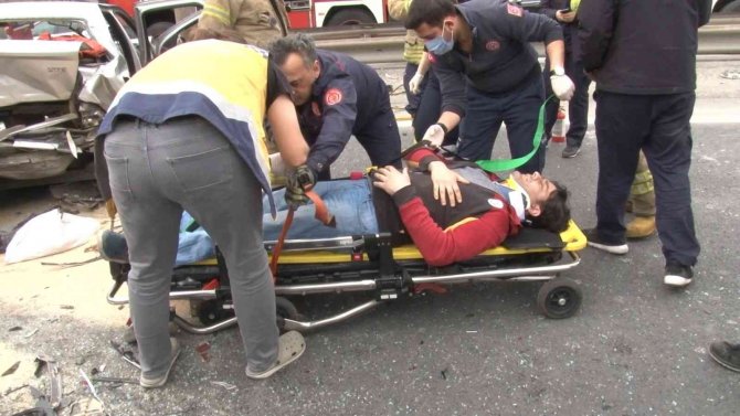 Ümraniye’de Kontrolden Çıkan Otomobil 3 Araca Çarptı: 2 Yaralı