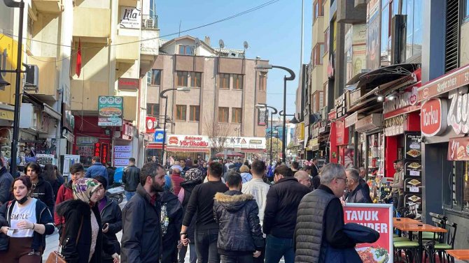 Düzce’de Sıcak Havayı Fırsat Bilen Vatandaşlar, Caddelerde Yoğunluk Oluşturdu