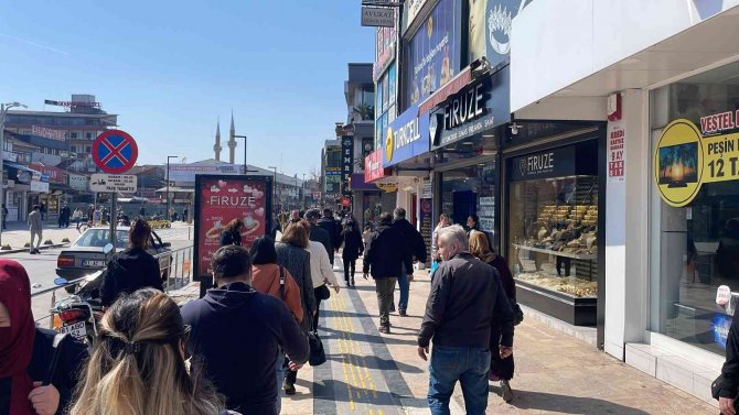 Düzce’de Sıcak Havayı Fırsat Bilen Vatandaşlar, Caddelerde Yoğunluk Oluşturdu