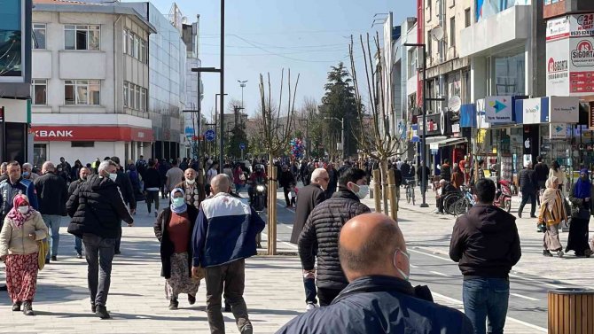 Düzce’de Sıcak Havayı Fırsat Bilen Vatandaşlar, Caddelerde Yoğunluk Oluşturdu
