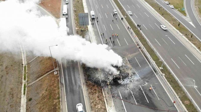 Tuzla’da Otomobil Tıra Çarptı, Çarpışmanın Ardından Tır Ve Otomobil Alev Alev Yandı