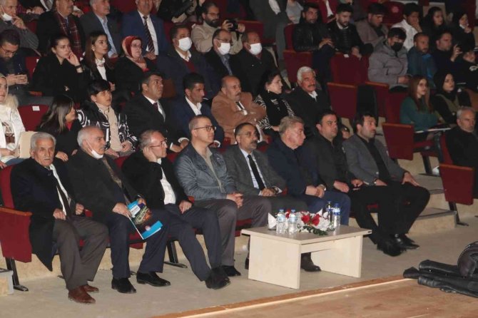 Ağrı’da “Bir Teyyareci Vecihi Hürkuş” Tiyatro Oyunu Sergilendi