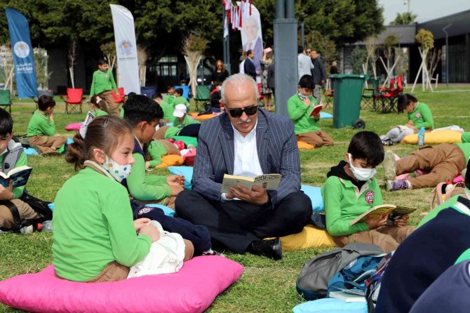 Millet Bahçesinde Minderlere Oturup Kitap Okudular
