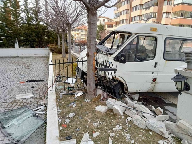 Sürücüsünün Kontrolünü Kaybettiği Aracıyla Site Duvarına Girdiği An Kamerada