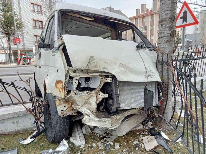 Sürücüsünün Kontrolünü Kaybettiği Aracıyla Site Duvarına Girdiği An Kamerada