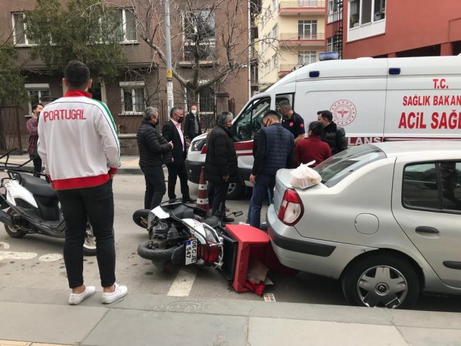 Başkent’te Otomobile Çarpan Motosikletin Sürücüsü Yaralandı