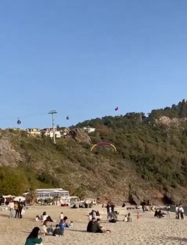 Sahile İnen Yamaç Paraşütçüsünün Çarptığı Kadın Yaralandı