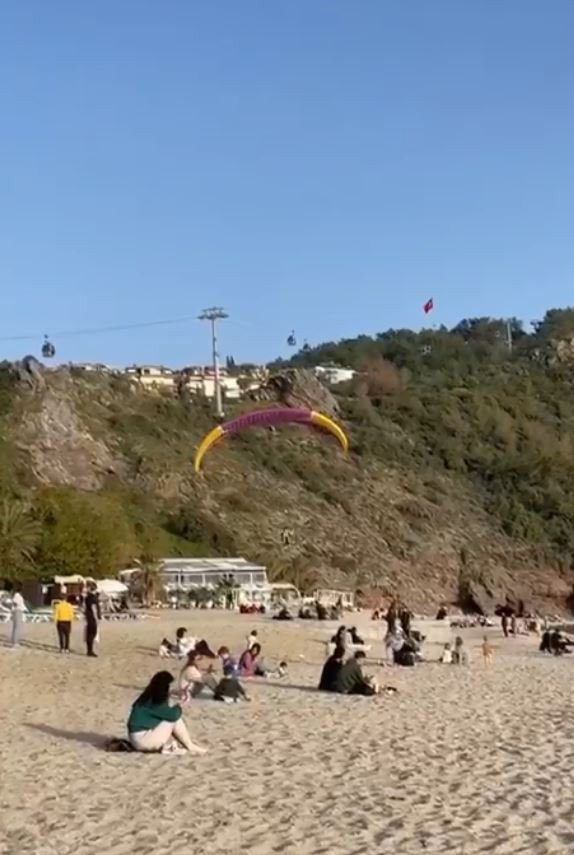 Sahile İnen Yamaç Paraşütçüsünün Çarptığı Kadın Yaralandı