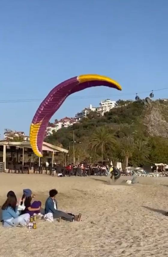 Sahile İnen Yamaç Paraşütçüsünün Çarptığı Kadın Yaralandı