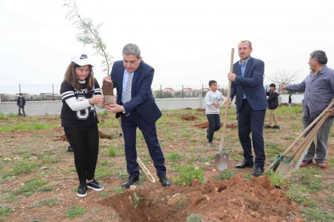 Döşemealtı Anadolu İ̇mam Hatip Lisesi Bahçesine 360 Adet Ağaç Dikildi