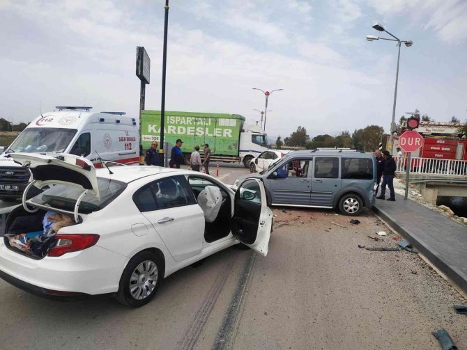 Antalya’da 4 Aracın Karıştığı Zincirleme Kazada 5 Kişi Yaralandı