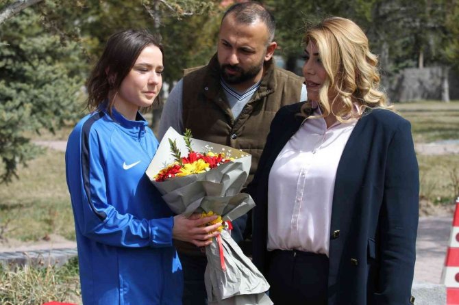 Ukrayna’dan Gelen 12 Altyapı Futbolcusu Kayserispor Tesislerinde Antrenmana Çıktı