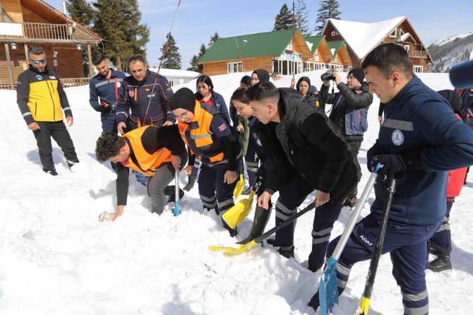 Artvin’de Üniversite Öğrencilerinin Çığ Tatbikatı Gerçeği Aratmadı