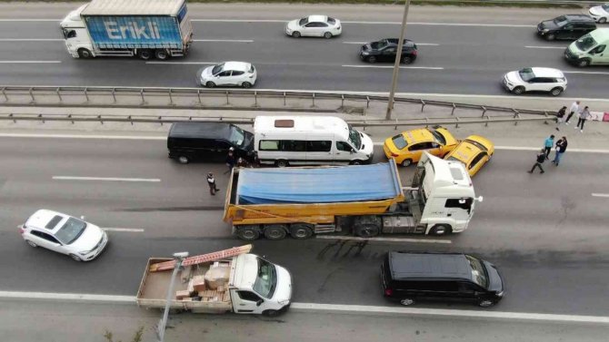 Ataşehir Tem’de 5 Araç Birbirine Girdi, Kilometrelerce Kuyruk Oluştu