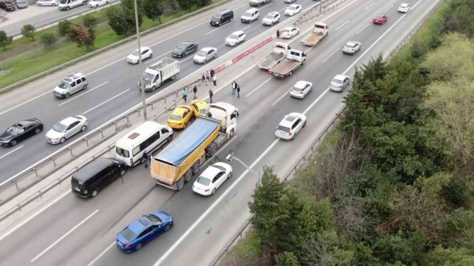 Ataşehir Tem’de 5 Araç Birbirine Girdi, Kilometrelerce Kuyruk Oluştu