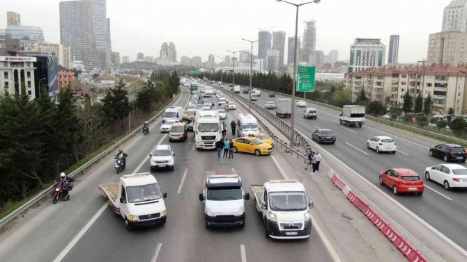 Ataşehir Tem’de 5 Araç Birbirine Girdi, Kilometrelerce Kuyruk Oluştu