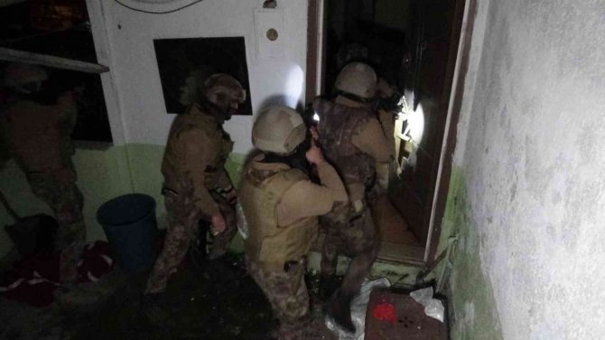 Balıkesir’de Bin Polisin Katılımıyla Helikopter Destekli Huzur Operasyonu Düzenlendi