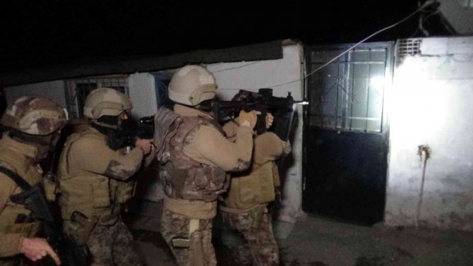 Balıkesir’de Bin Polisin Katılımıyla Helikopter Destekli Huzur Operasyonu Düzenlendi
