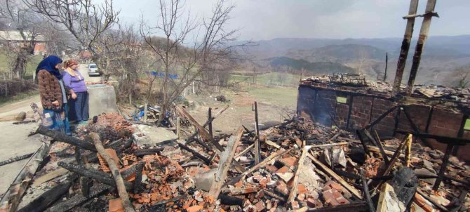 Komşuya Oturmaya Giden Anne Ve Kızı Evlerini Alevler İçinde Buldu
