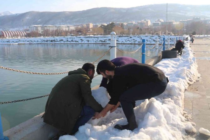 Kuraklığa Dikkat Çekmek Amacıyla Van Gölü’ne Kar Kütleleri Attılar