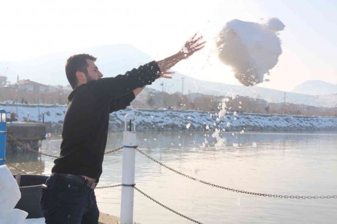Kuraklığa Dikkat Çekmek Amacıyla Van Gölü’ne Kar Kütleleri Attılar