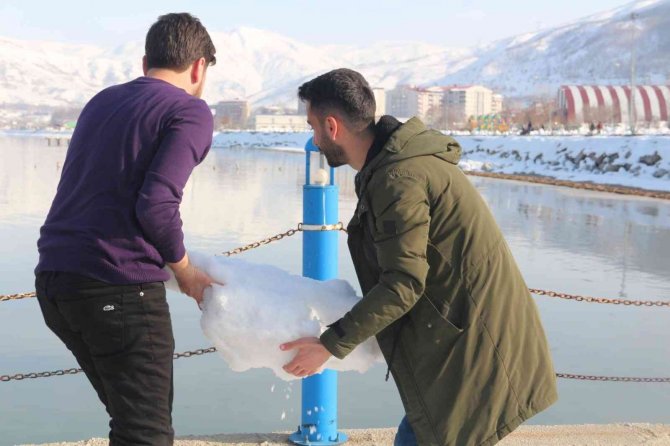 Kuraklığa Dikkat Çekmek Amacıyla Van Gölü’ne Kar Kütleleri Attılar